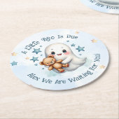 小さなブージュキュートな男の赤ちゃん幽霊 カスタム ラウンドペーパーコースター (アングル)