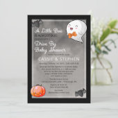 小さなブー幽霊の少年が赤ちゃんシャワーで車を運転 招待状 (スタンド正面)