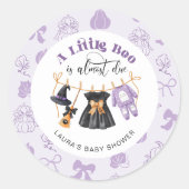 小さなブー物干し紫色の赤ちゃんシャワー ラウンドシール (正面)