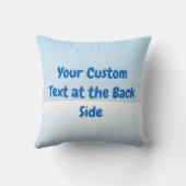 小さなペンギンが雪玉を手に入れる クッション (裏面)