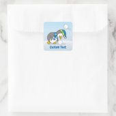 小さなペンギンが雪玉を手に入れる スクエアシール (バッグ)