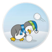 小さなペンギンが雪玉を手に入れる セラミックノブ (正面)