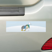 小さなペンギンが雪玉を手に入れる バンパーステッカー (車上)