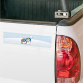 小さなペンギンが雪玉を手に入れる バンパーステッカー (トラック上)