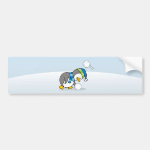 小さなペンギンが雪玉を手に入れる バンパーステッカー