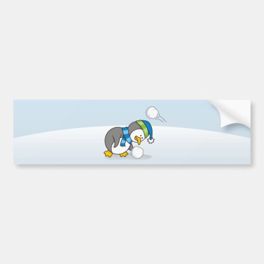 小さなペンギンが雪玉を手に入れる バンパーステッカー (正面)