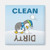 小さなペンギンが雪玉を拾う マグネット (正面)