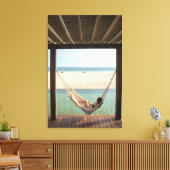 小さなホテルでハンモックに寝そべっている女性 キャンバスプリント (インサイチュ (リビング))