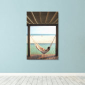 小さなホテルでハンモックに寝そべっている女性 キャンバスプリント (インサイチュ (ウッドフロア))