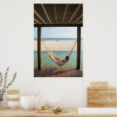 小さなホテルでハンモックに寝そべっている女性 ポスター (キッチン)