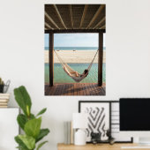 小さなホテルでハンモックに寝そべっている女性 ポスター (ホームオフィス)