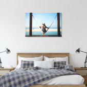 小さなホテルでハンモックに座っている女性 キャンバスプリント (インサイチュ (寝室))