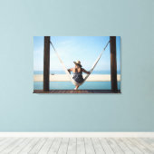 小さなホテルでハンモックに座っている女性 キャンバスプリント (インサイチュ (ウッドフロア))