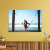 小さなホテルでハンモックに座っている女性 キャンバスプリント (インサイチュ (リビング))