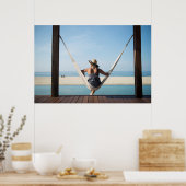 小さなホテルでハンモックに座っている女性 ポスター (キッチン)