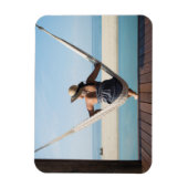 小さなホテルでハンモックに座っている女性 マグネット (縦)