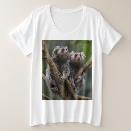 小さなマーモセットのティタンが枝の中に プラスサイズTシャツ (デザイン正面)