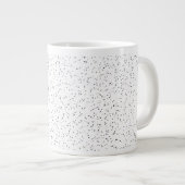 小さなモノクロブラック、グレー、クリーム色のドット付き白 ジャンボコーヒーマグカップ (正面右)