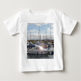 小さなモーターボートが太陽を捉える ベビーTシャツ