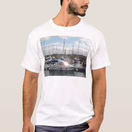 小さなモーターボートが太陽を捉える Tシャツ