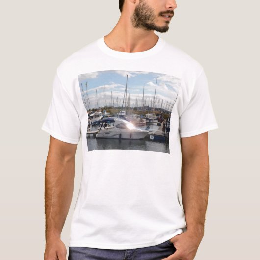 小さなモーターボートが太陽を捉える Tシャツ (正面)