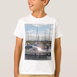 小さなモーターボートが太陽を捉える Tシャツ