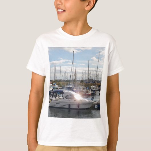 小さなモーターボートが太陽を捉える Tシャツ (正面)