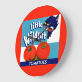 小さなヤマネコトマトの木箱のラベル ラージ壁時計 (傾斜)