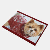 小さなヨークシャーテリアが雪に ドアマット (アングル)