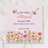 小さなワイルドフラワーの花と蜂の1歳の誕生日 フェイバータグ (裏面)