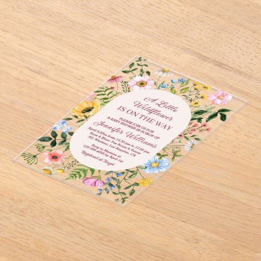 小さなワイルドフラワー、フローラ赤いスクリプト赤ちゃんシャワー アクリル招待状 (レイダウン)