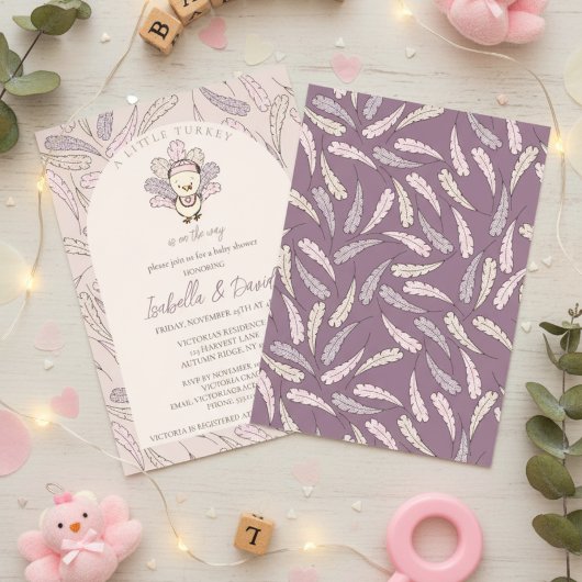 小さな七面鳥が秋の赤ちゃんシャワーに向かっている 招待状