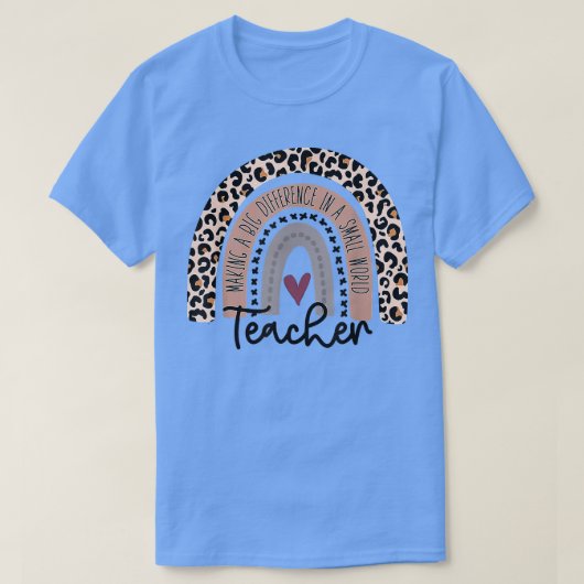 小さな世界で大きな違いを生み出す先生 Tシャツ (デザイン正面)