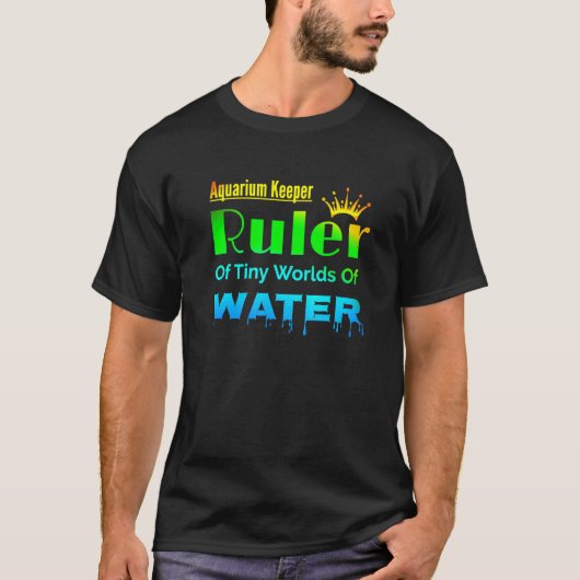 小さな世界の魚の水槽の水族館長 Tシャツ (正面)