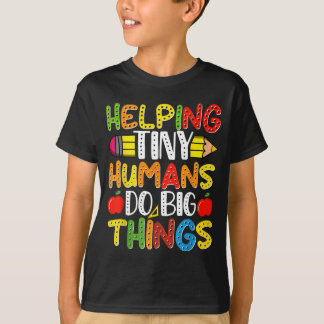 小さな人たちが大きなことをするのを助ける かわいい先生よ Tシャツ