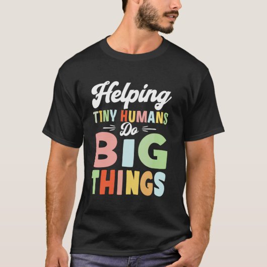 小さな人間が大きなことをするのを助ける 面白い SPED 教員 Tシャツ (正面)