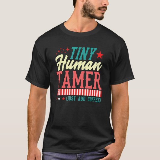 小さな人間のテイマー ただコーヒーを追加する教師のカーニバル Tシャツ (正面)