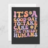小さな人間の世話をするのに最適な日だ インビテーションポストカード (正面/裏面)