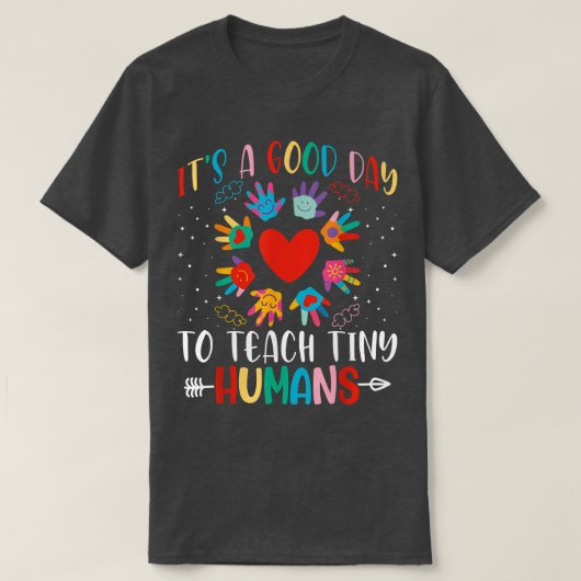 小さな人間の保育所教えの良い日 Tシャツ (デザイン正面)