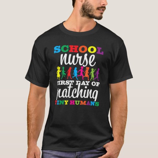 小さな人間の学校のナースRNパッチの最初の日 Tシャツ (正面)