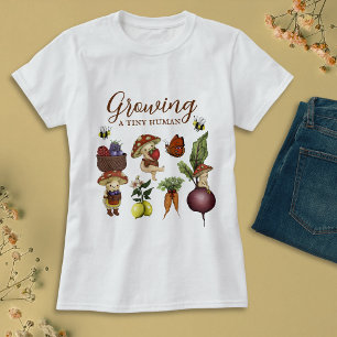 小さな人間の育成中 マタニティベビーシャワー Tシャツ