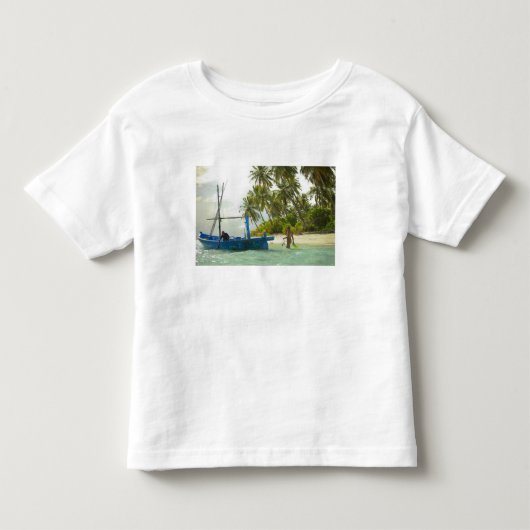 小さな伝統的な漁船に乗る女性、 トドラーTシャツ (正面)