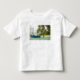 小さな伝統的魚釣り船の女性 トドラーTシャツ