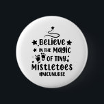 小さな信じミストレートゥーナースの魔法で 缶バッジ<br><div class="desc">小さな信じナースニクのクリスマスの魔法でクリスマス,マッチング,家族,クリスマス,陽気なクリスマス,2021, happy,新,年,2022クリスマス2021一致する家族パジャマ</div>