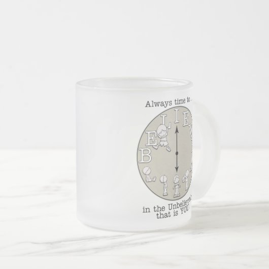 小さな信じ男の子と時計 フロストグラスマグカップ (正面右)