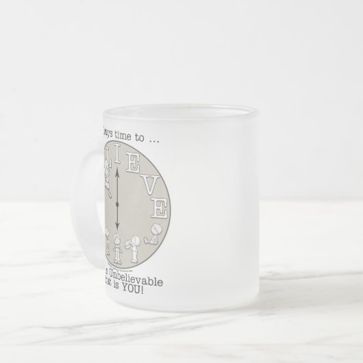 小さな信じ男の子と時計 フロストグラスマグカップ (正面左)