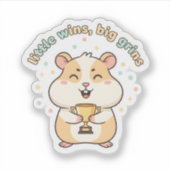 小さな勝利 大きな笑顔 – かわいいハムスターのトロフィー シール (正面)