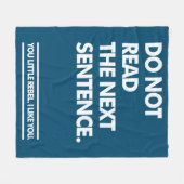 小さな反逆者 フリースブランケット (正面(横))