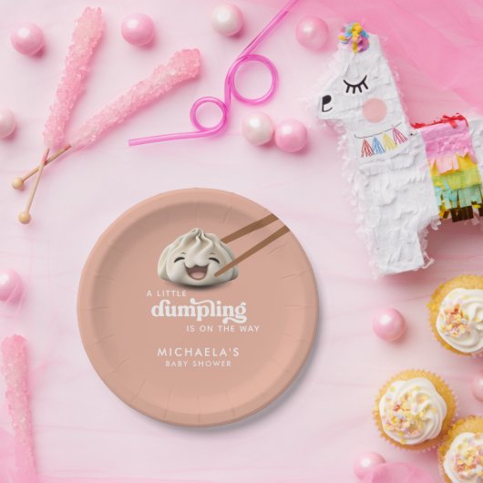 小さな団子が赤ちゃんシャワーの途中にある ペーパープレート (パーティー)