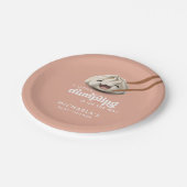 小さな団子が赤ちゃんシャワーの途中にある ペーパープレート (アングル)